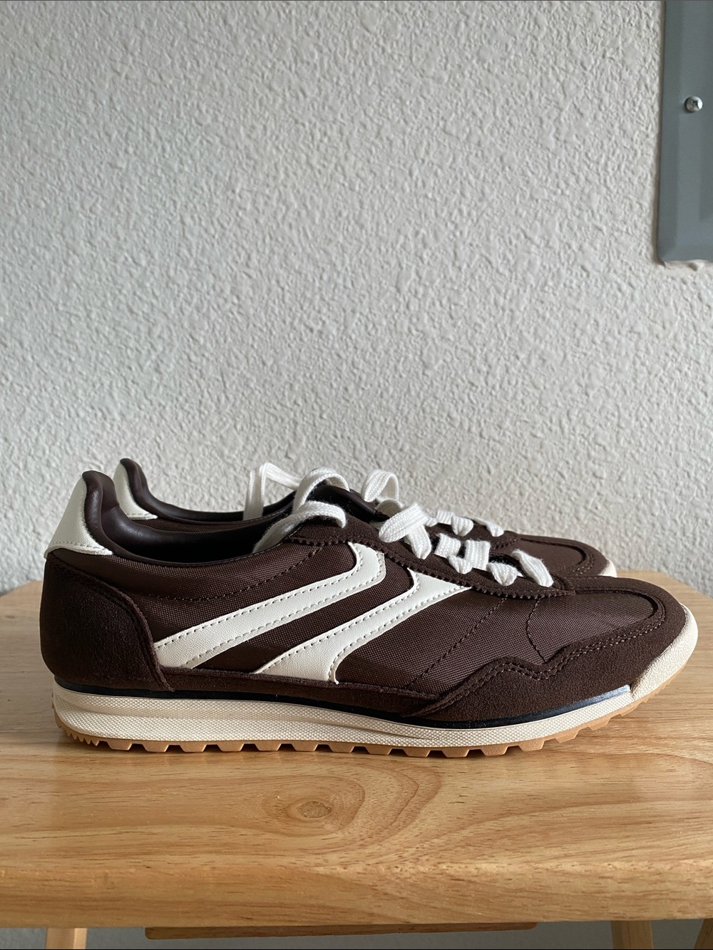 Women’s No Boundaries Retro Lace Up Sneakers (NWOT)